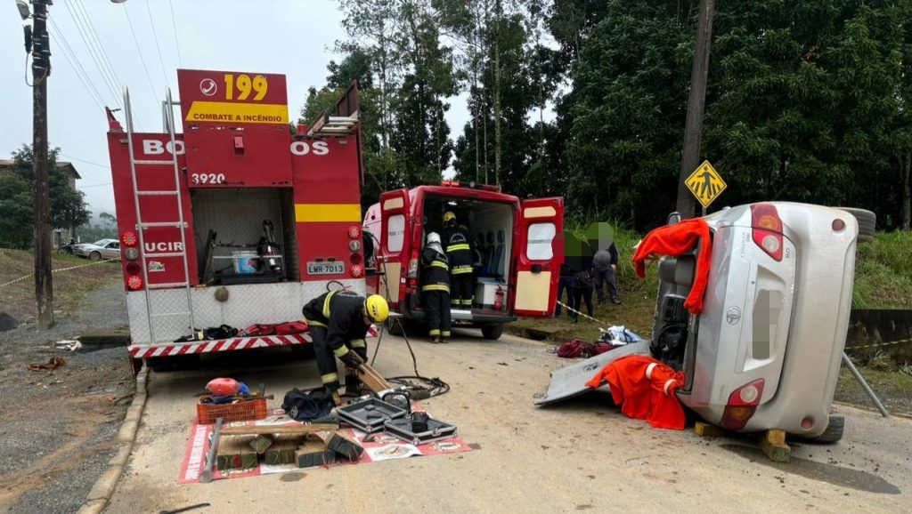 Em Ilhota, colisão seguida de tombamento deixa jovem de 20 anos com traumatismo craniano