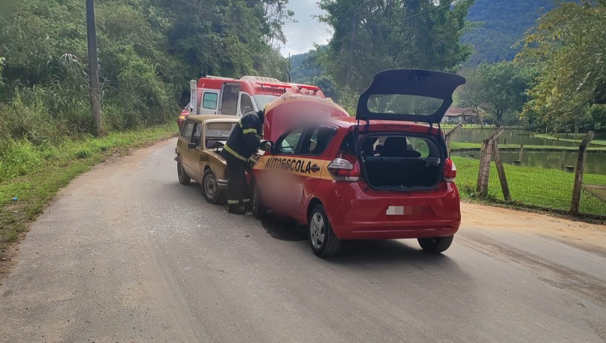 Em Gaspar, carro de autoescola se envolve em colisão e 2 pessoas ficam feridas 