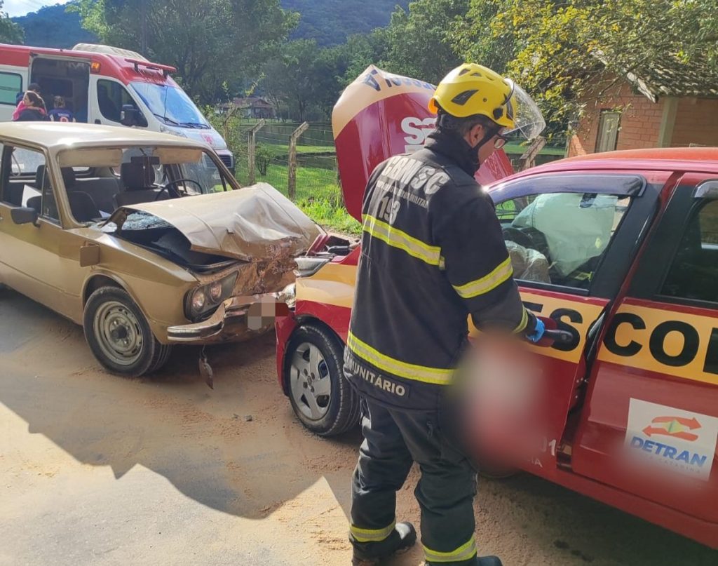 Em Gaspar, carro de autoescola se envolve em colisão e 2 pessoas ficam feridas 