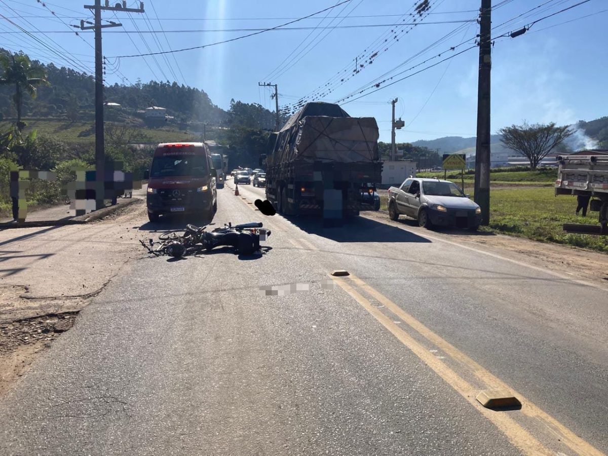 Colisão em Presidente Getúlio termina com ciclista morto e motociclista ferida 