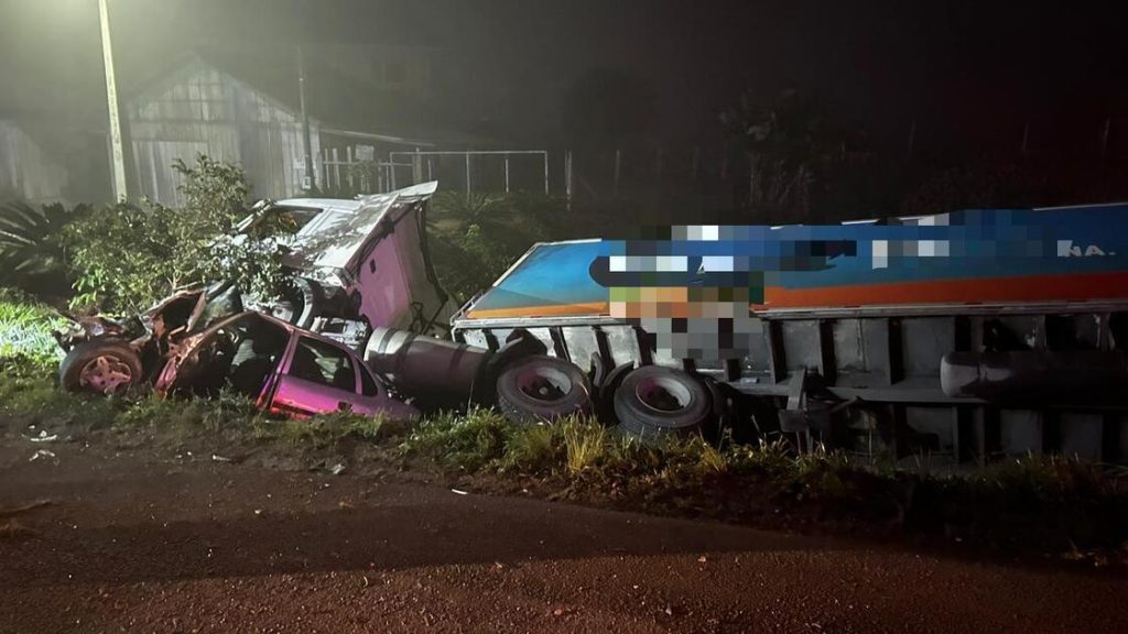 Grave colisão entre carro e caminhão em Rodeio deixa motorista preso às ferragens