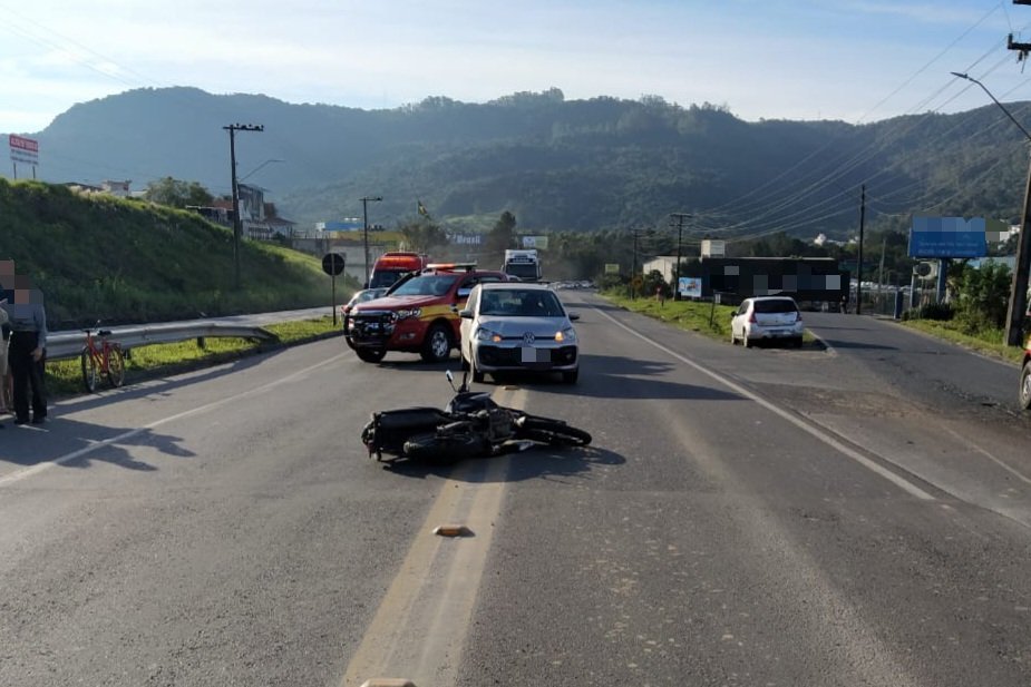 Em Rio do Sul, homem tem fratura na perna após colidir frontalmente contra carro