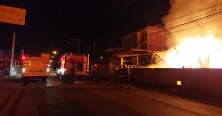 Bombeiros combatem incêndio em residência de madeira em Blumenau com 30 mil litros de água