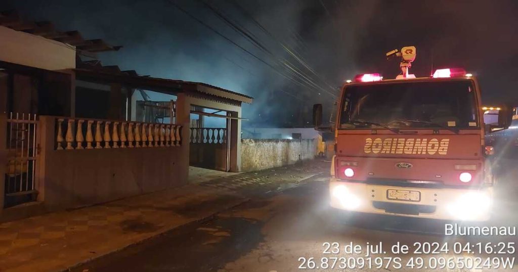 Bombeiros combatem incêndio em residência de madeira em Blumenau com 30 mil litros de água