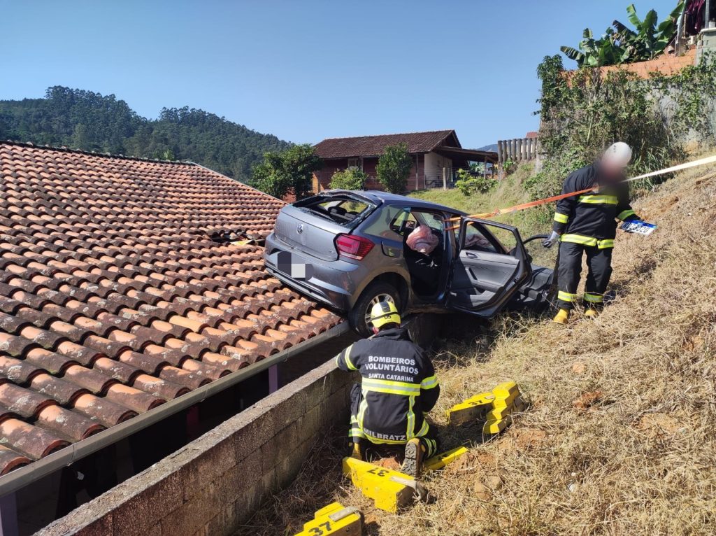 Idosa de 84 anos fica ferida após carro descer ladeira e colidir contra residência em PG