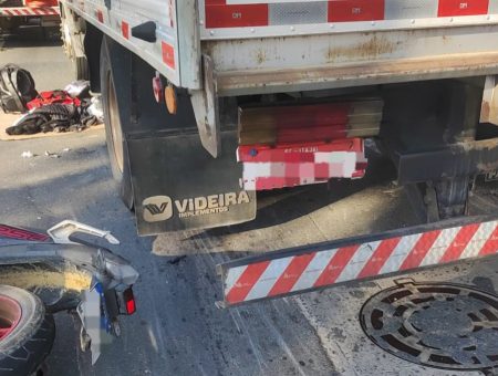 Em Indaial, motociclista é encontrada embaixo de caminhão após ser arrastada pela roda 