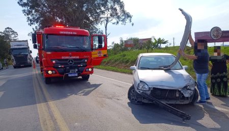 Colisão contra guard-rail deixa motorista ferido na BR-470, em Pouso Redondo