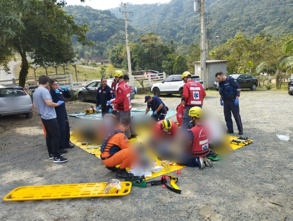 Em Pomerode, acidente envolvendo trator rural turístico deixa 10 feridos 