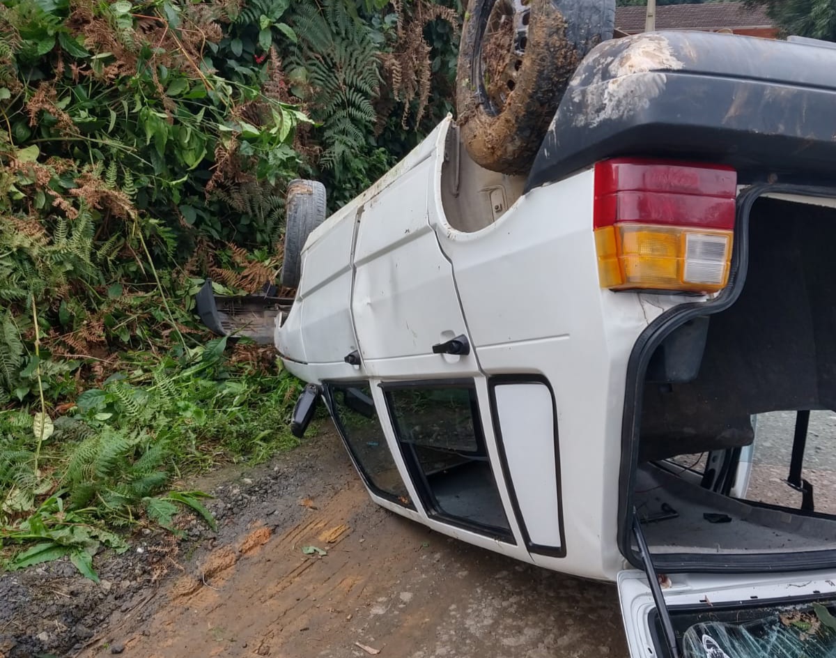 Em Rio do Sul, mãe consegue tirar filho de 4 anos de veículo em movimento antes dele capotar  