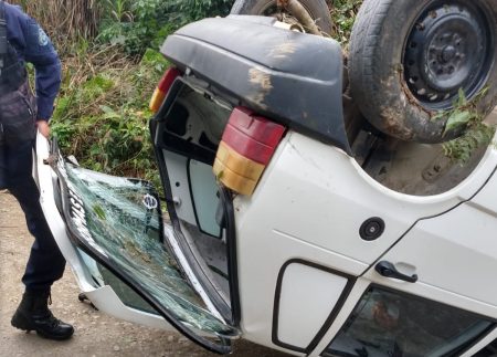 Em Rio do Sul, mãe consegue tirar filho de 4 anos de veículo em movimento antes dele capotar  