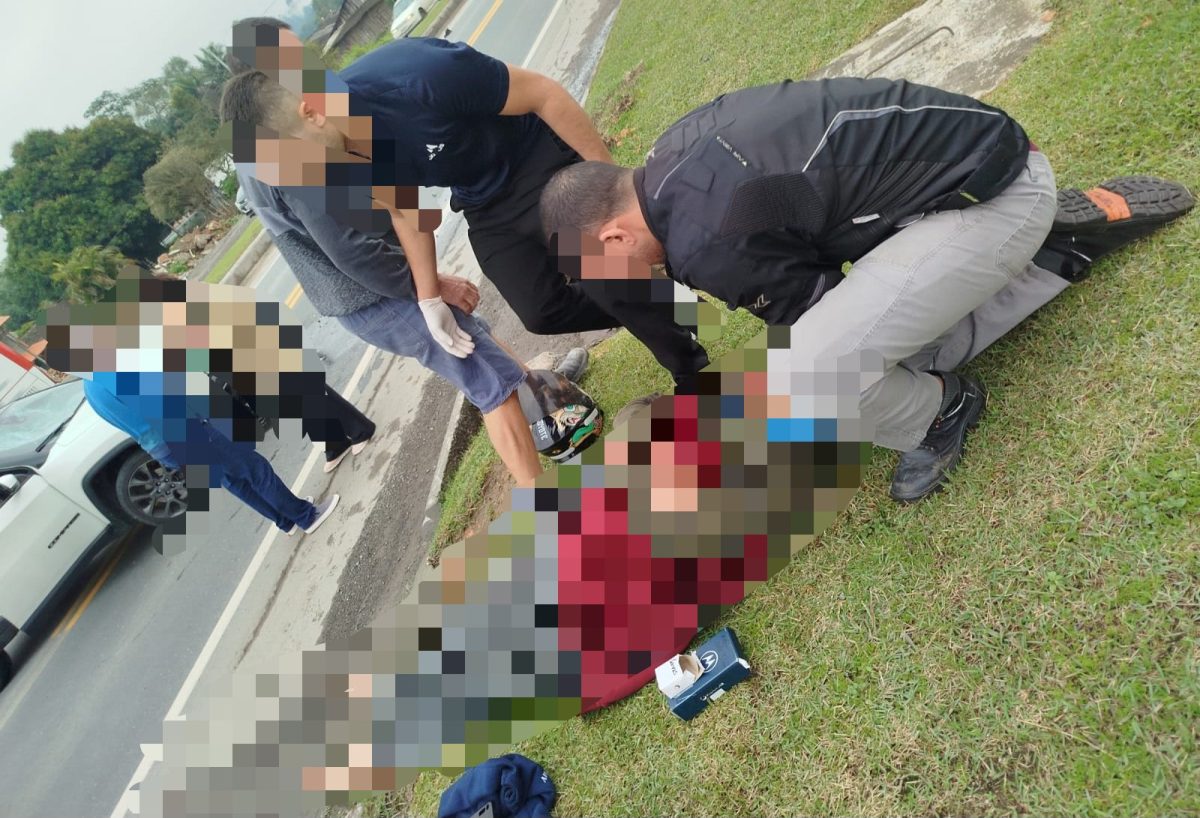 Colisão entre 2 veículos em Blumenau deixa motociclista ferido 