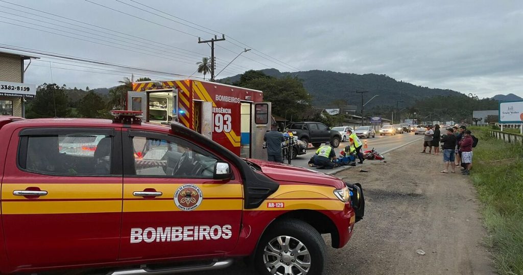 Colisão transversal deixa motociclista de 44 anos com fraturas em Timbó