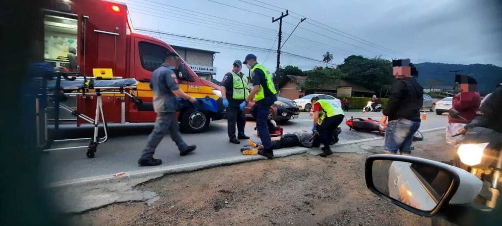 Colisão transversal deixa motociclista de 44 anos com fraturas em Timbó