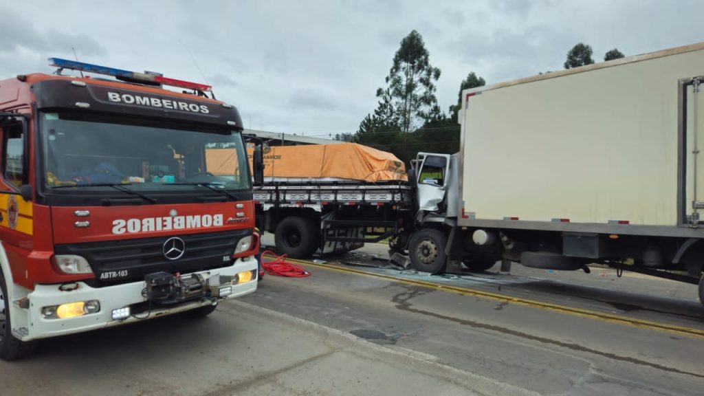 Engavetamento na BR-470 em Rio do Sul envolve 4 veículos e deixa 2 vítimas presas e feridas