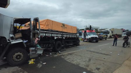 Engavetamento na BR-470 em Rio do Sul envolve 4 veículos e deixa 2 vítimas presas e feridas