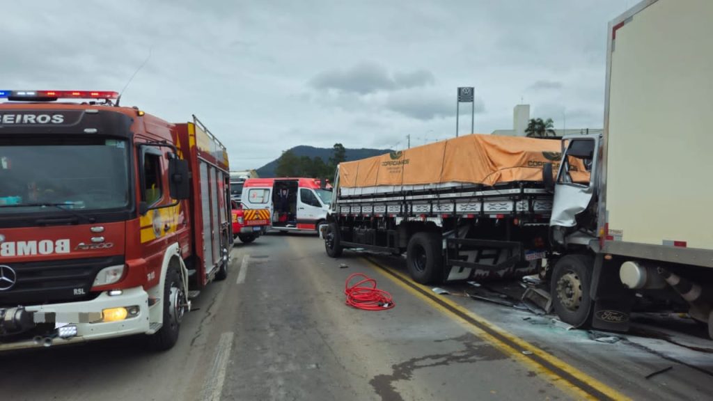 Engavetamento na BR-470 em Rio do Sul envolve 4 veículos e deixa 2 vítimas presas e feridas