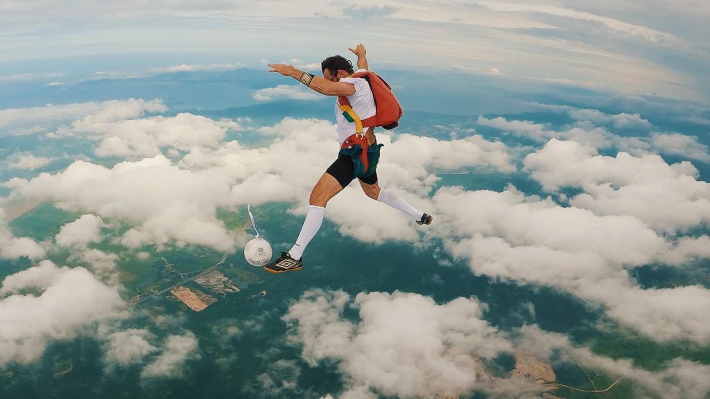 Balneário Camboriú faz história com a partida de futebol mais alta do mundo