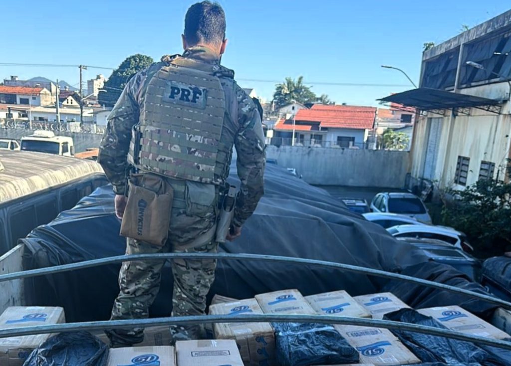 Em Rio do Sul, PRF apreende contrabando de 100 mil maços de cigarros