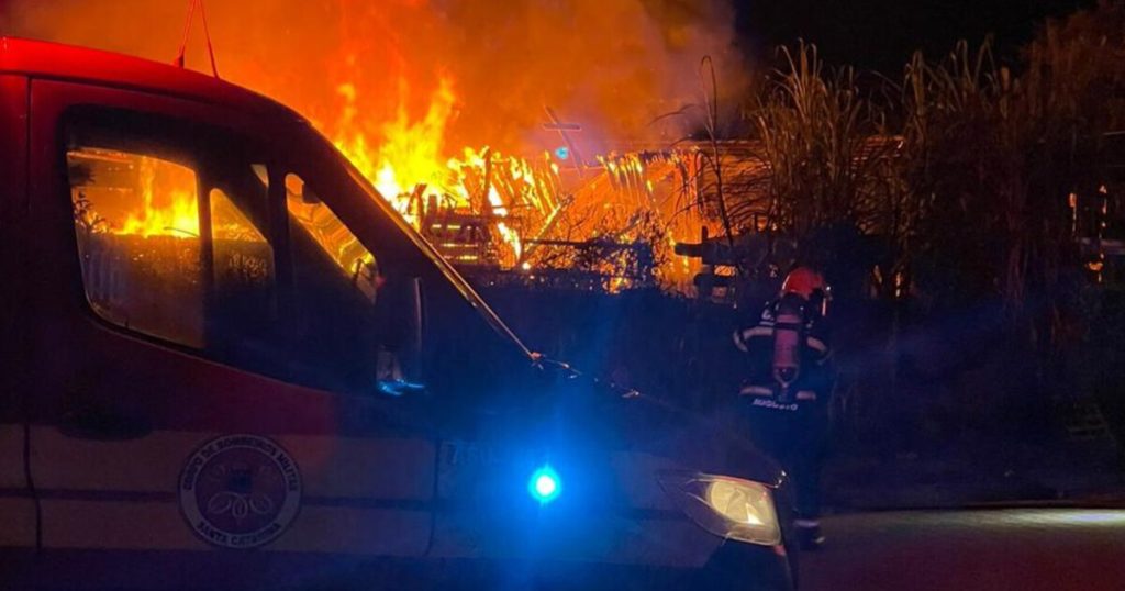 Em Timbó, incêndio atinge residência com ferro velho improvisado