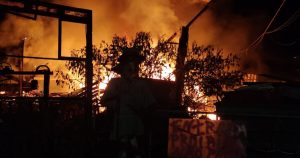 Em Timbó, incêndio atinge residência com ferro velho improvisado