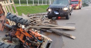 Colisão entre camionete e microtrator deixa ferido na SC-110 em Ituporanga