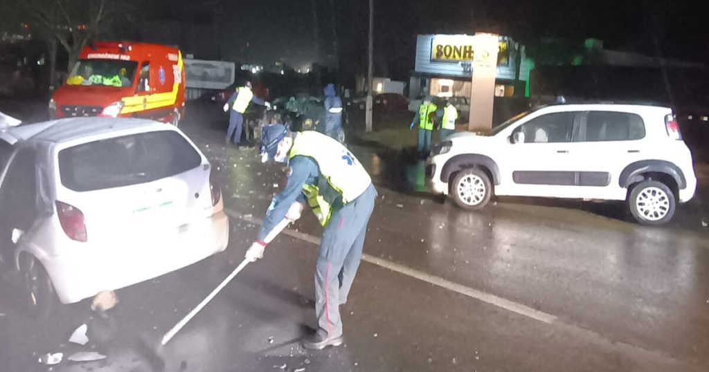 Colisão frontal na BR-470 envolvendo 3 veículos deixa 2 vítimas feridas e encarceradas