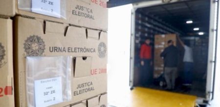 TRE-SC inicia distribuição de urnas eletrônicas e suprimentos para zonas eleitorais