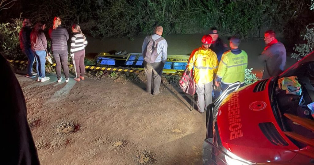 Ônibus escolar cai em rio e fere 2 em SC; veja vídeo