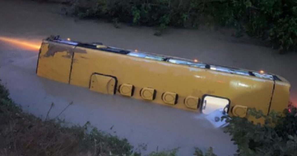 Ônibus escolar cai em rio e fere 2 em SC; veja vídeo