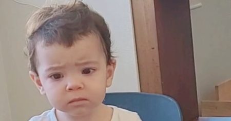 Menina de 2 anos viraliza ao reagir a comemoração do próprio aniversário