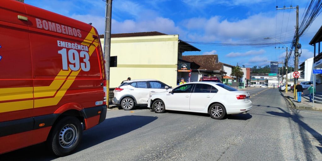 Colisão entre 2 carros em Gaspar deixa vítimas com lesões corporais