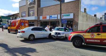 Colisão entre 2 carros em Gaspar deixa vítimas com lesões corporais