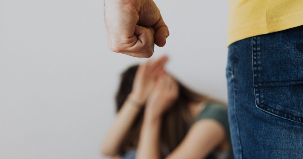 Mulher tem pé fraturado após ser agredida pelo namorado durante discussão em Blumenau