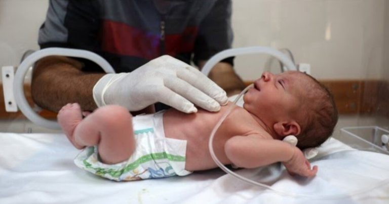 Bebê nasce após grávida falecer me bombardeio em Gaza