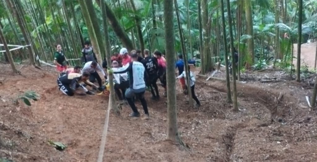 Ciclista de 25 anos se fere em queda durante treino para Campeonato Brasileiro em Pomerode