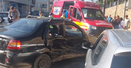 Acidente envolvendo 3 veículo em Blumenau deixa criança de 10 anos com suspeita de fratura