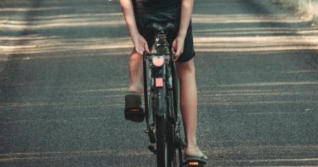 Carro atinge bicicleta de criança de 11 anos em Timbó