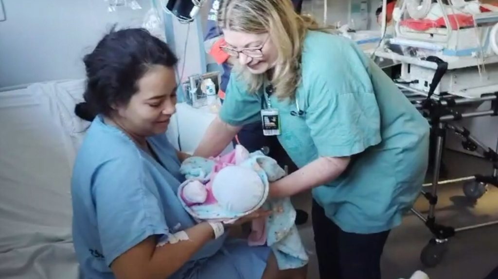 Mãe reencontra filha sequestrada por médica dentro de hospital; veja o momento