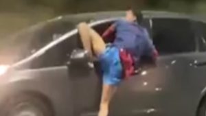 Ladrão fica preso em janela de carro e é arrastado após tentativa de assalto no RJ