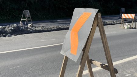 Lançamento de vigas para novo viaduto altera trânsito na BR-470, em Indaial, neste domingo 