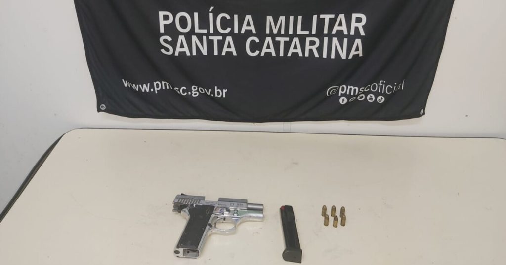 Pai e filho são ameaçados com arma de fogo dentro de carro por 2 homens em Blumenau