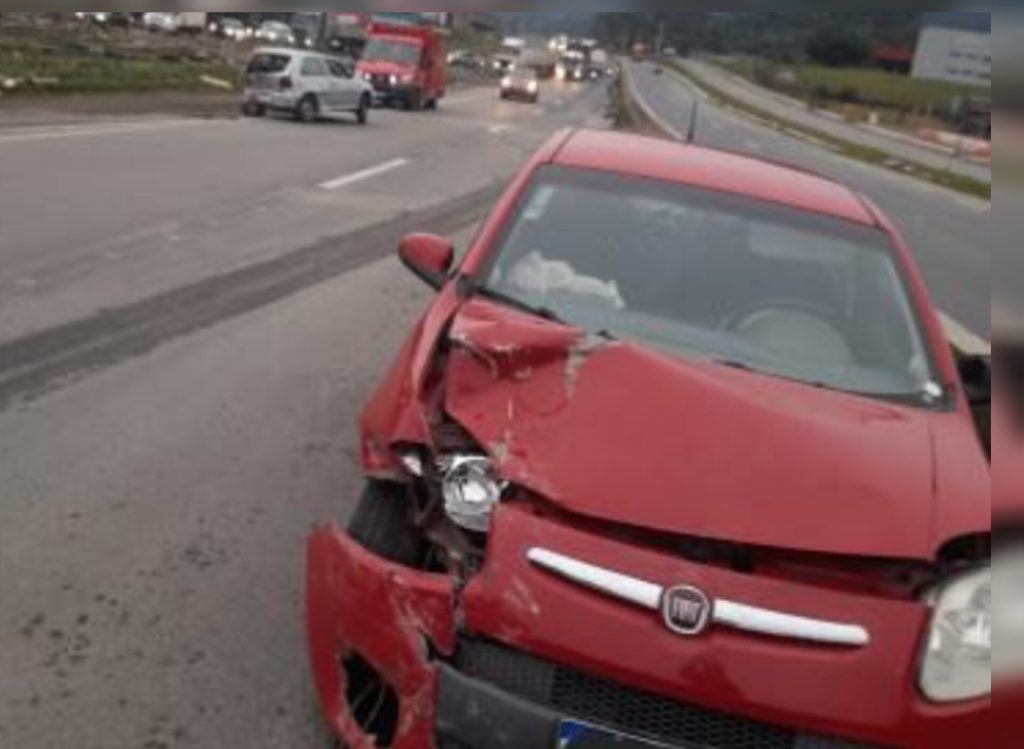 Colisão na BR-470 em Indaial deixa dois motoristas com ferimentos