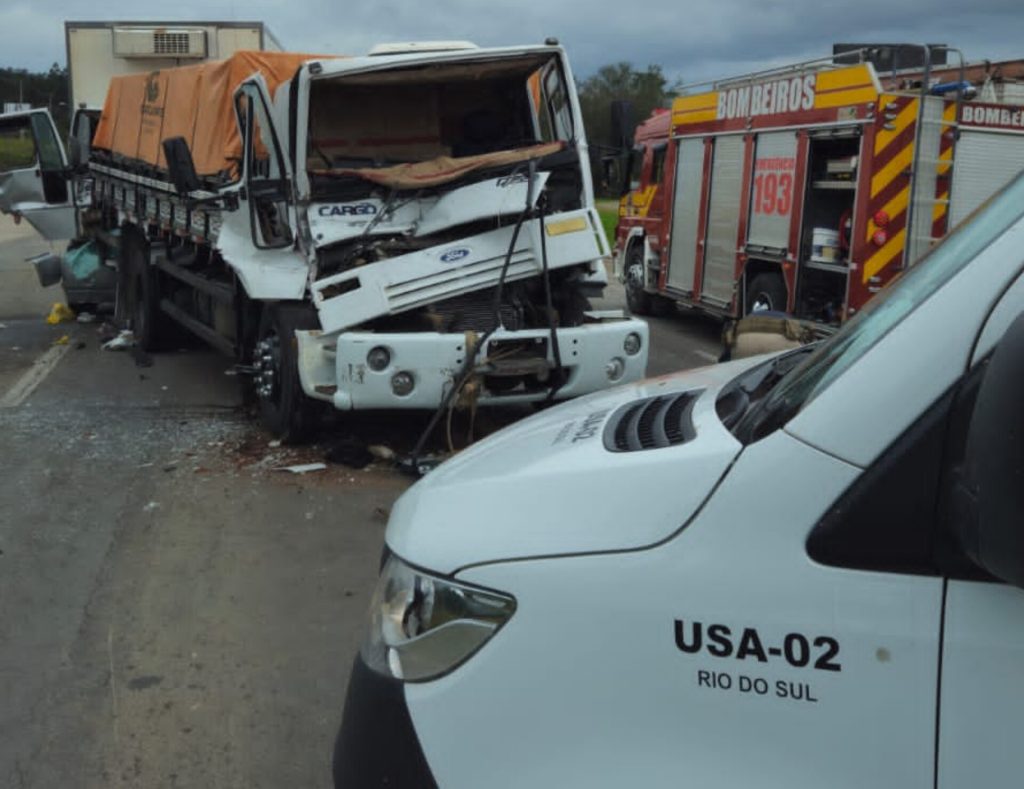 Engavetamento na BR-470 em Rio do Sul envolve 4 veículos e deixa 2 vítimas presas e feridas