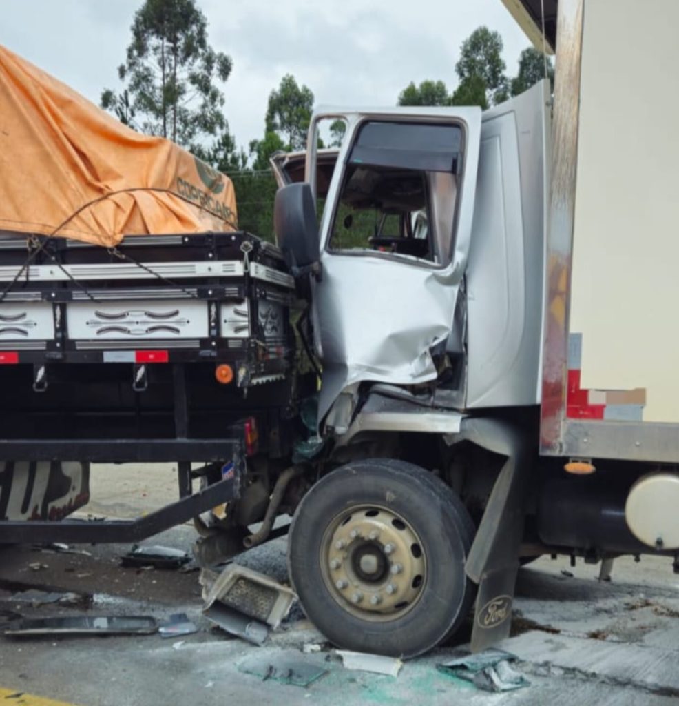 Engavetamento na BR-470 em Rio do Sul envolve 4 veículos e deixa 2 vítimas presas e feridas