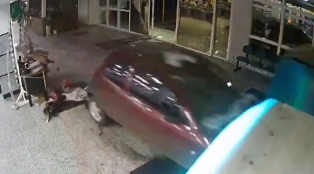 Homem invade supermercado de SC com carro durante perseguição à ex-companheira 