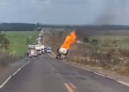 Explosão de caminhão-tanque deixa 6 feridos na BR-010, no Pará