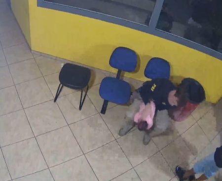 Policial rodoviário federal salva bebê engasgado na BR-101 em Biguaçu
