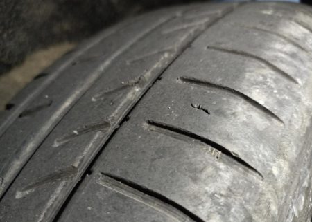 PM descobre venda de pneus irregulares durante inspeção veicular em Timbó 