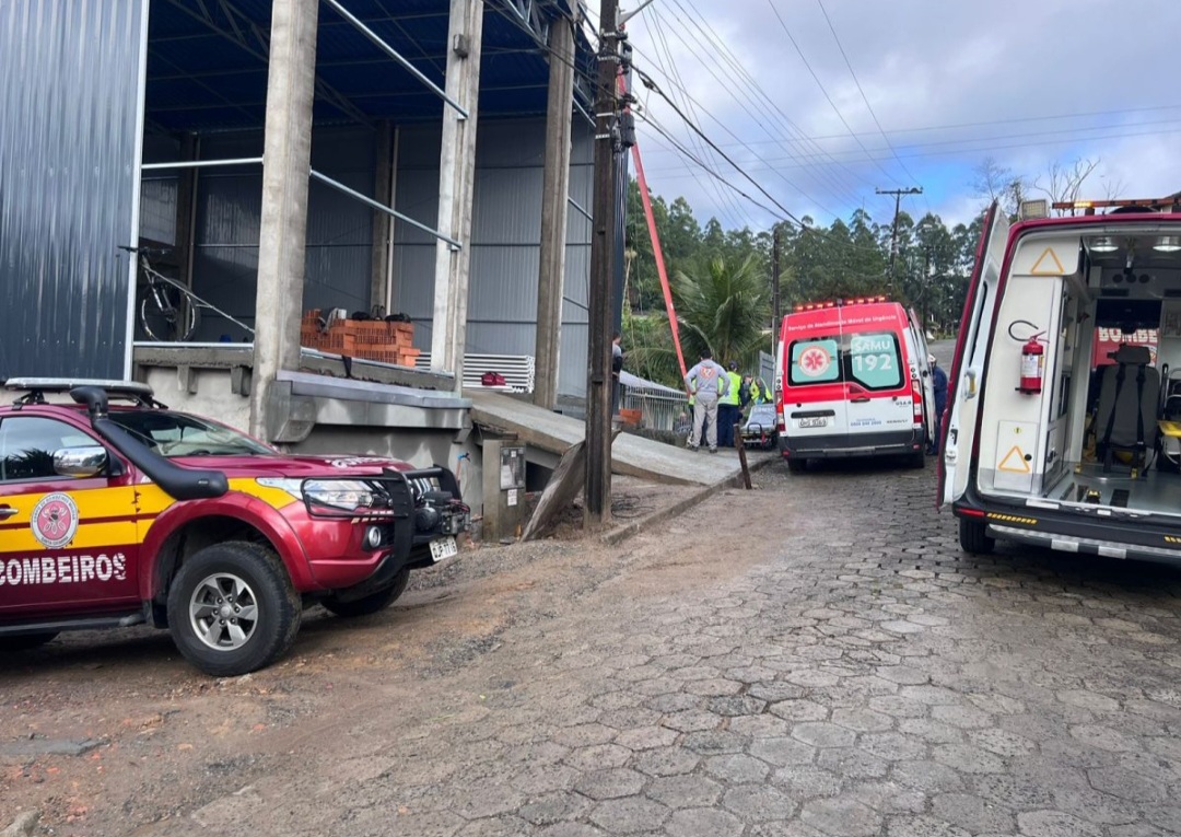 Em Blumenau, 2 homens ficam feridos após sofrerem choque elétrico durante trabalho