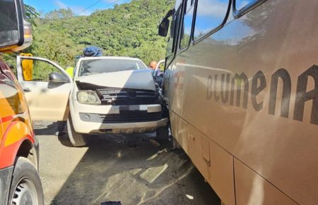 Colisão entre ônibus e camionete deixa feridos em Blumenau